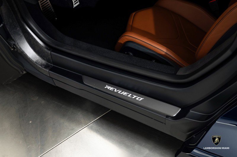 Used 2025 Lamborghini Revuelto image 32