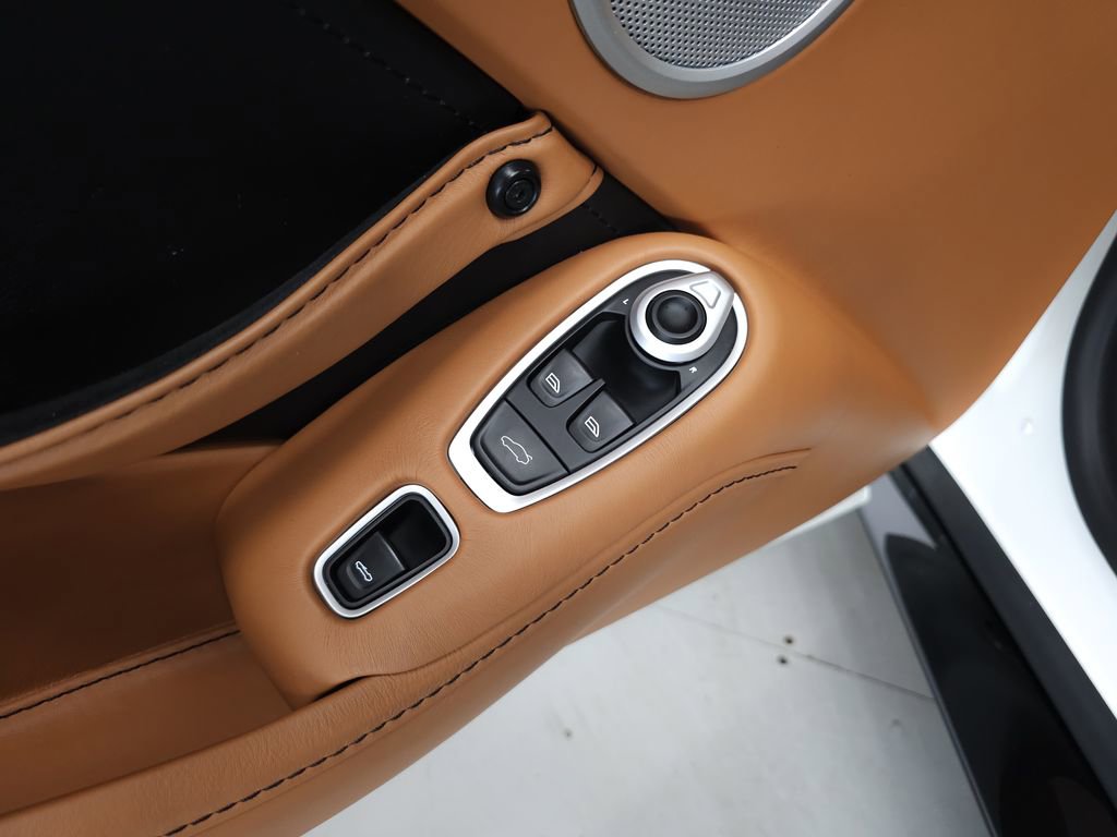 Used 2021 Aston Martin V8 Vantage Roadster RWD image 7