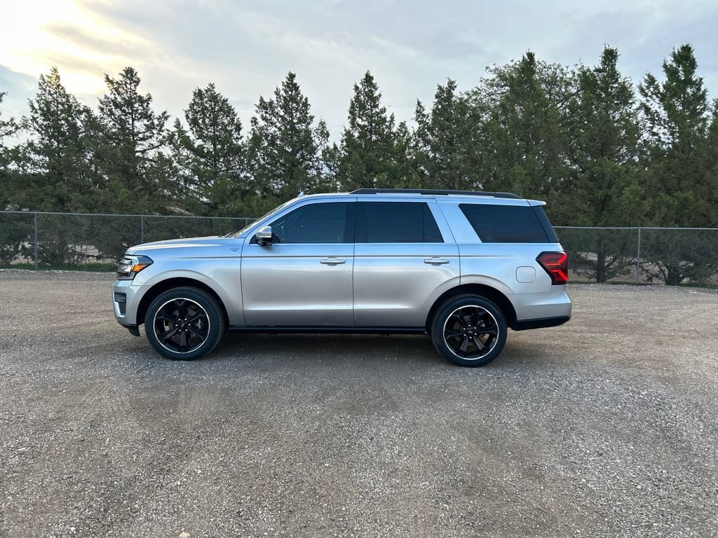 Used 2023 Ford Expedition Limited AWD/4WD image 3