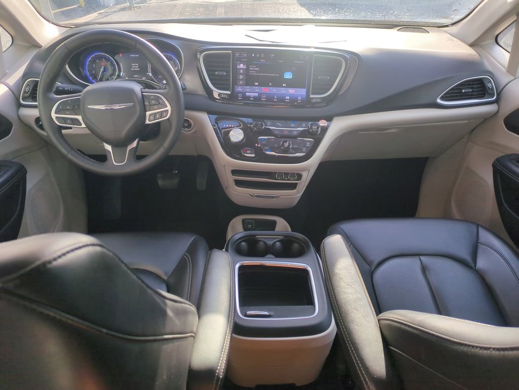 Used 2023 Chrysler Pacifica Touring-L image 17