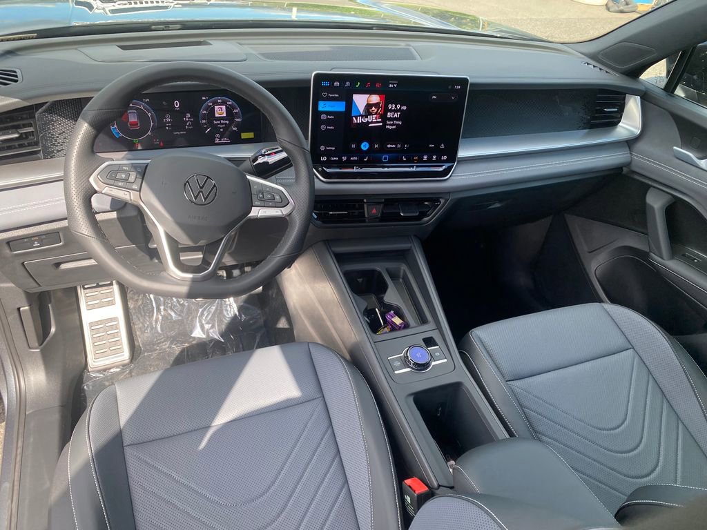 New 2026 Volkswagen Tiguan SE R-Line FWD image 12