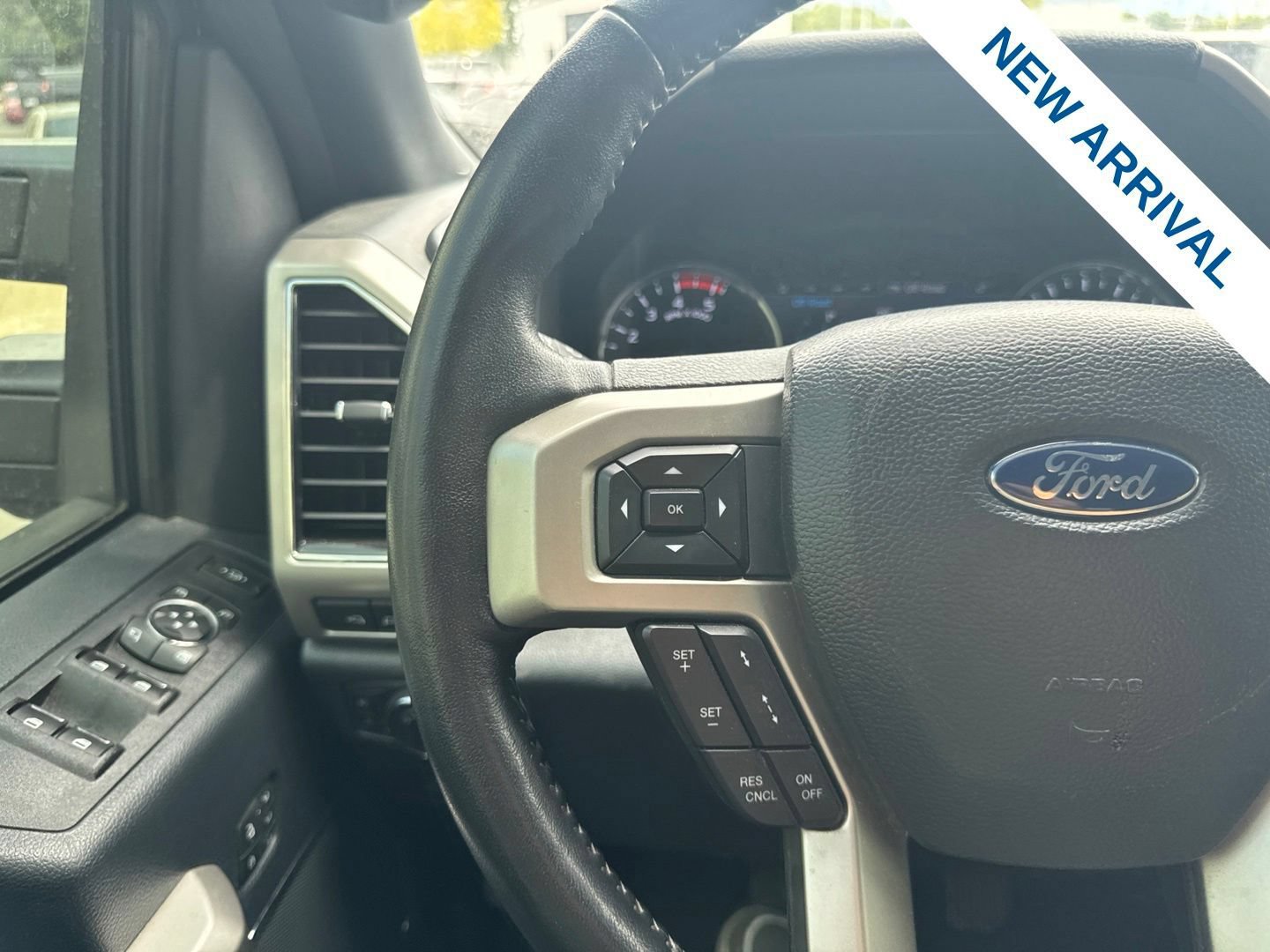 Used 2022 Ford F350 Lariat w/ Tremor Off-Road Package AWD/4WD image 25