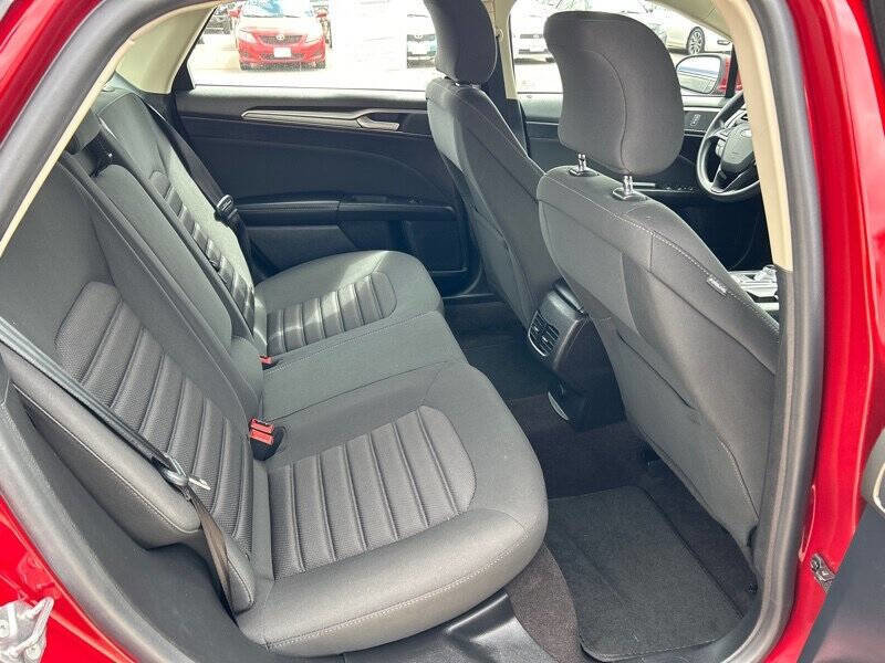 Used 2019 Ford Fusion SE image 15