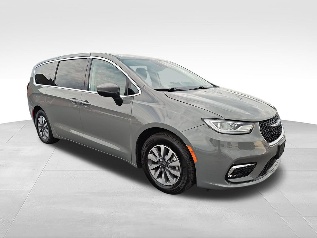 Used 2023 Chrysler Pacifica Touring-L FWD image 7