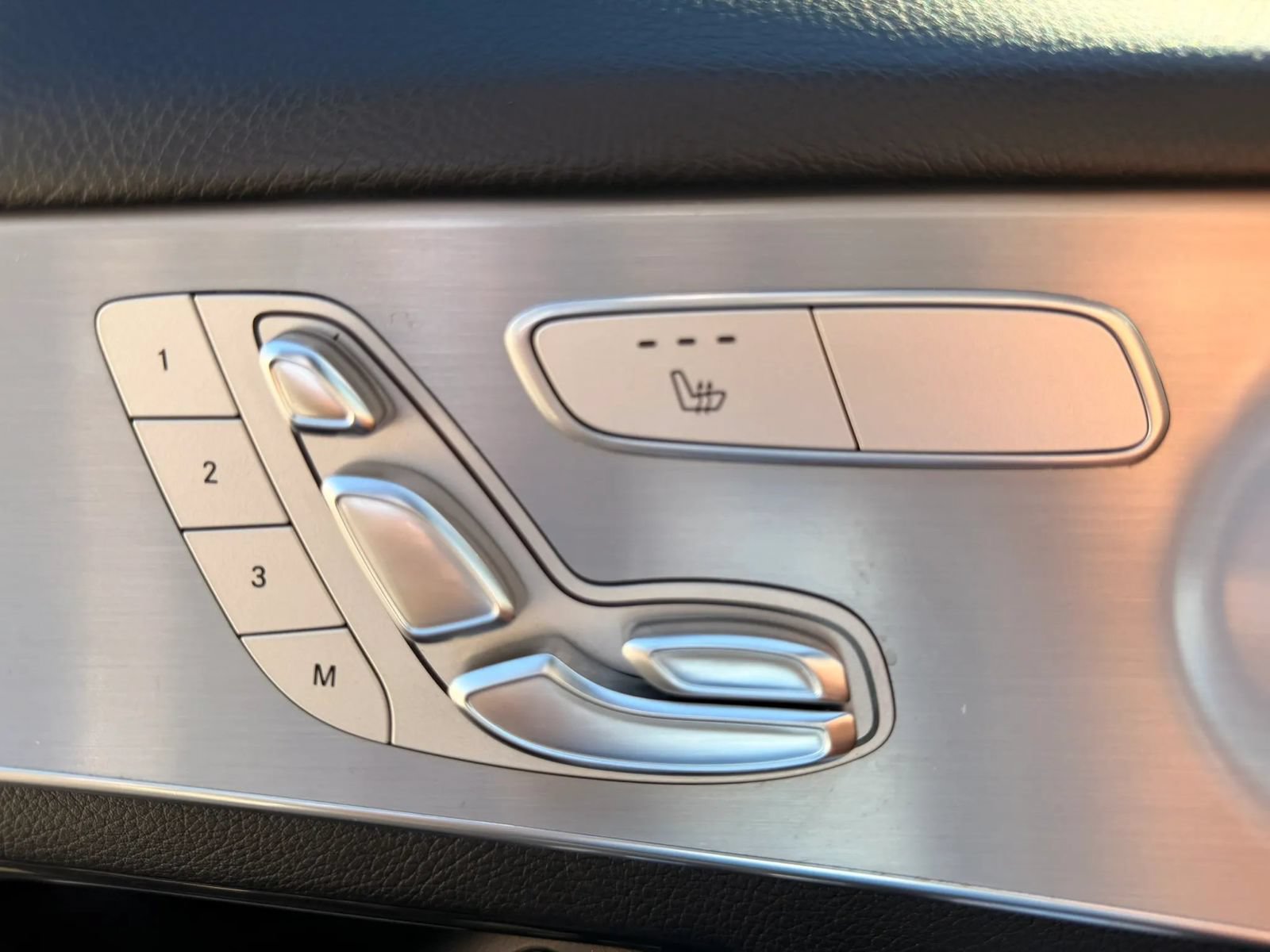Used 2019 Mercedes-Benz GLC 300 4MATIC w/ Premium Package image 26