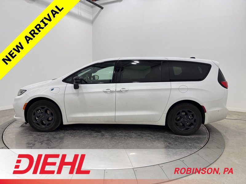 Used 2023 Chrysler Pacifica Limited w/ S Appearance Package image 4