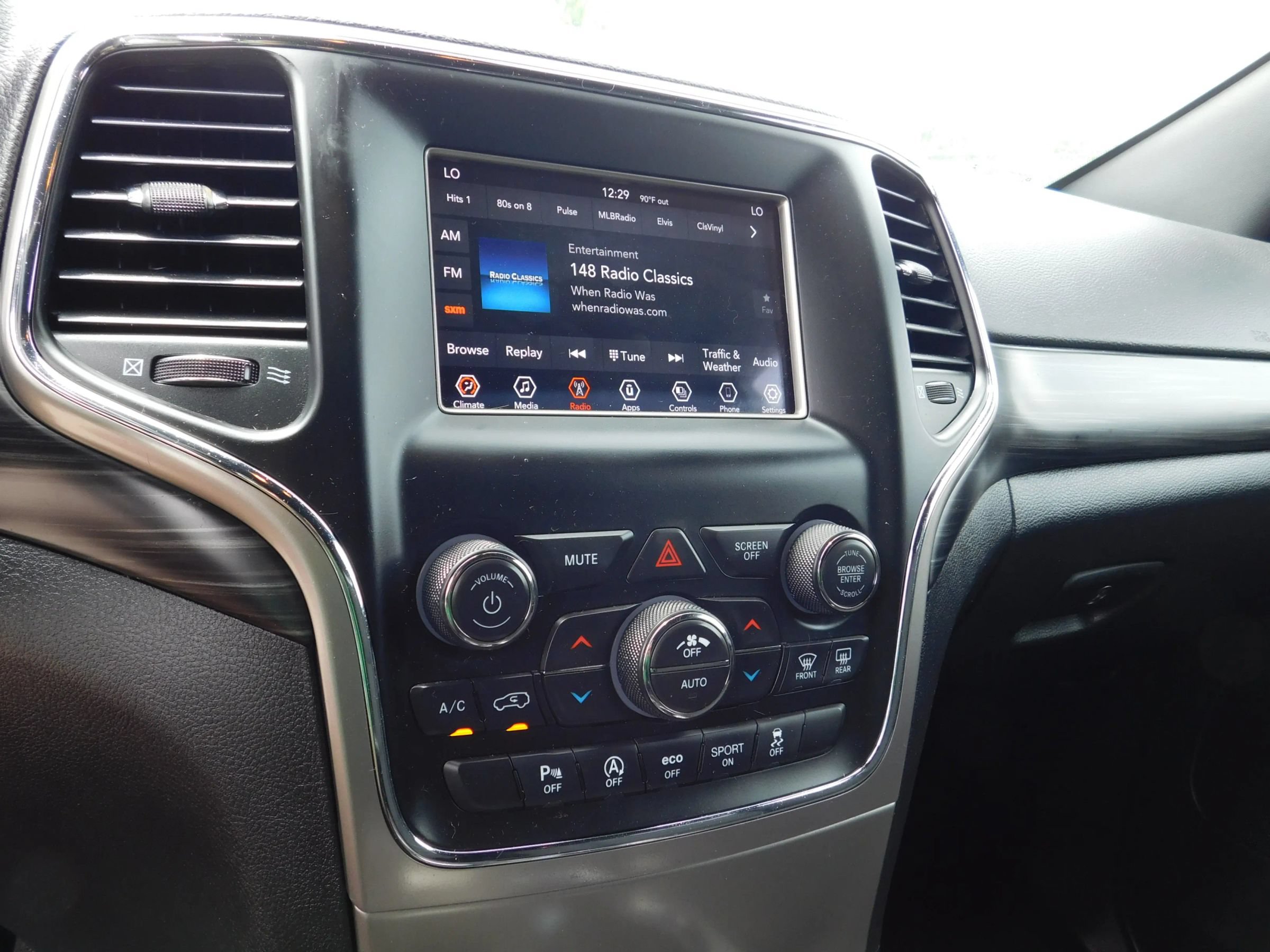 Used 2021 Jeep Grand Cherokee Laredo AWD/4WD image 19