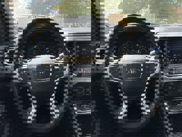 Used 2023 GMC Acadia SLT image 20