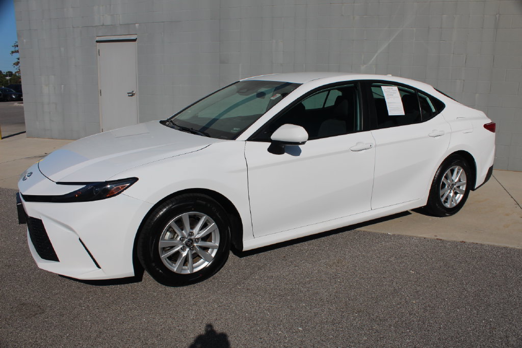 Used 2025 Toyota Camry LE FWD image 4