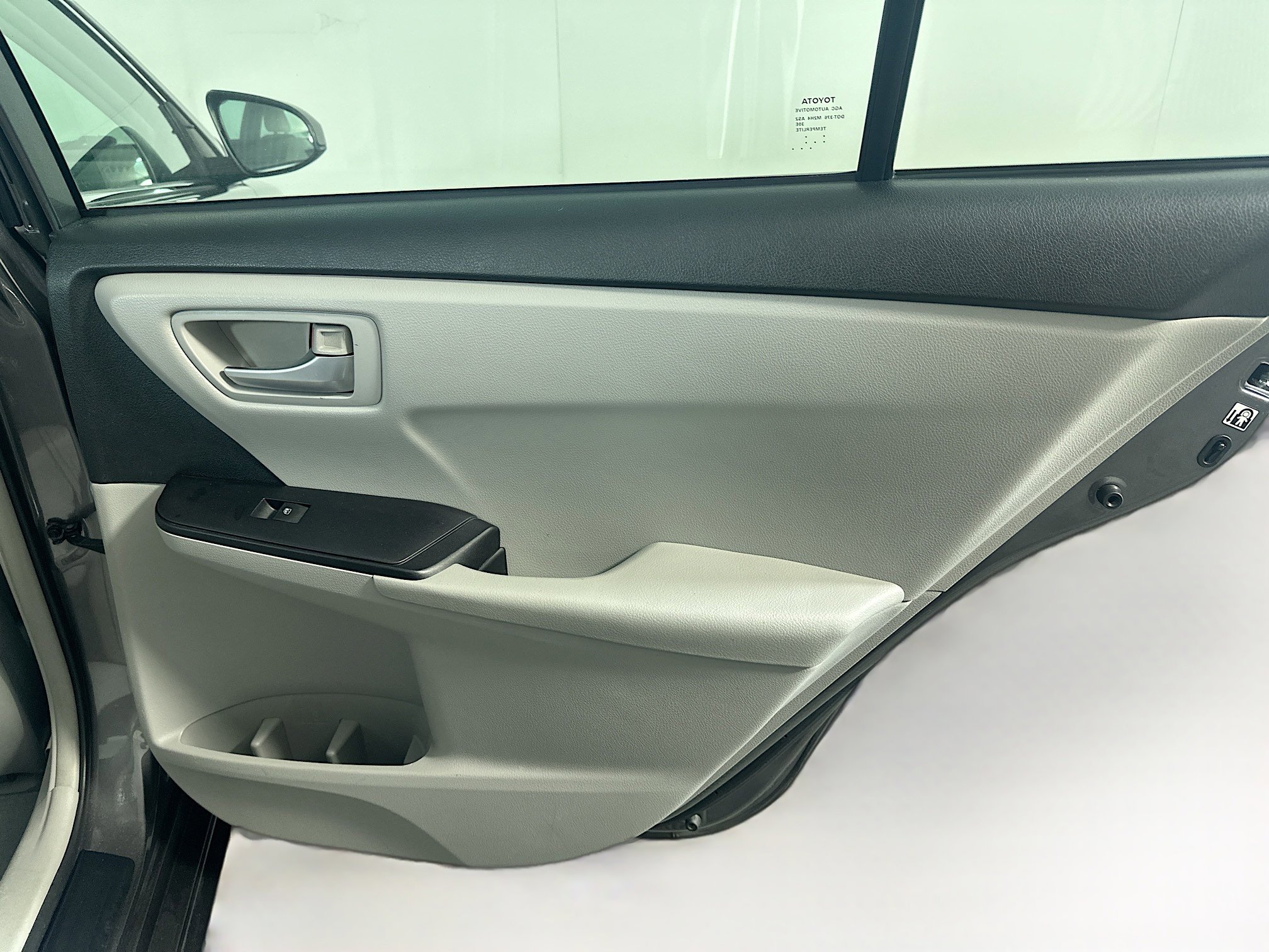 Used 2016 Toyota Camry LE image 28