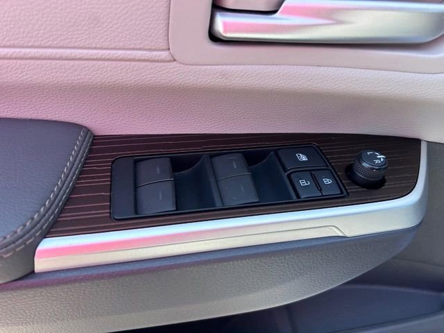 Used 2022 Toyota Sienna XLE w/ XLE Plus Package image 19