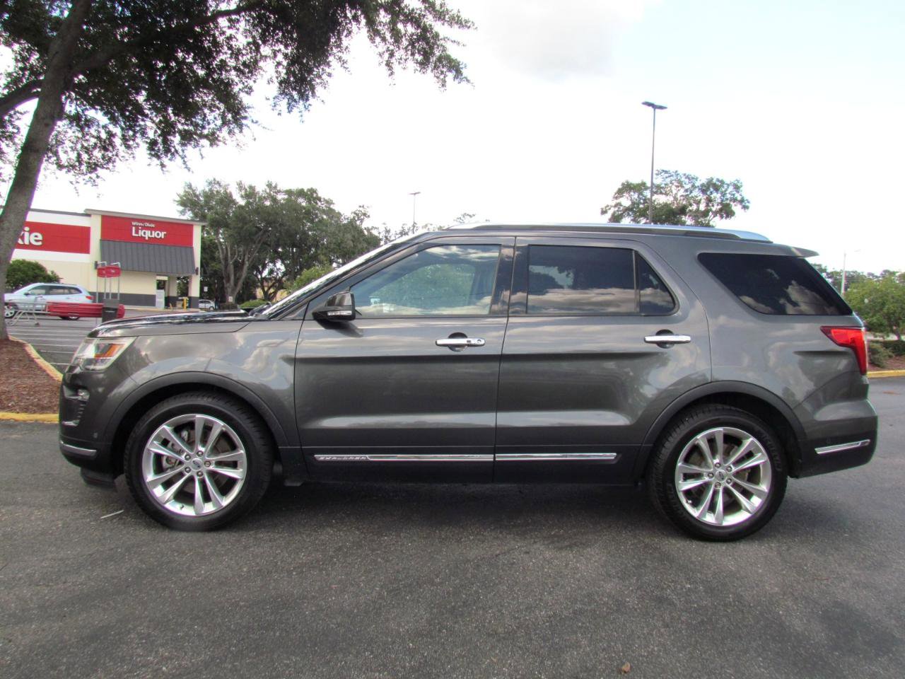 Used 2018 Ford Explorer Limited w/ Equipment Group 301A FWD image 4