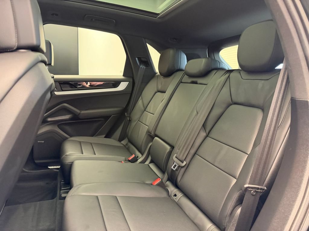 Used 2025 Porsche Cayenne S AWD/4WD image 16