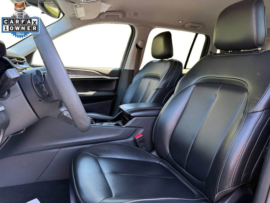 Used 2023 Jeep Grand Cherokee Limited w/ Black Appearance Package AWD/4WD image 9