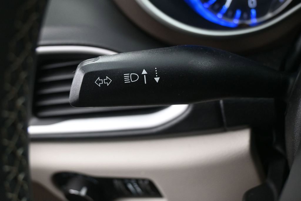 Used 2022 Chrysler Voyager LX FWD image 18