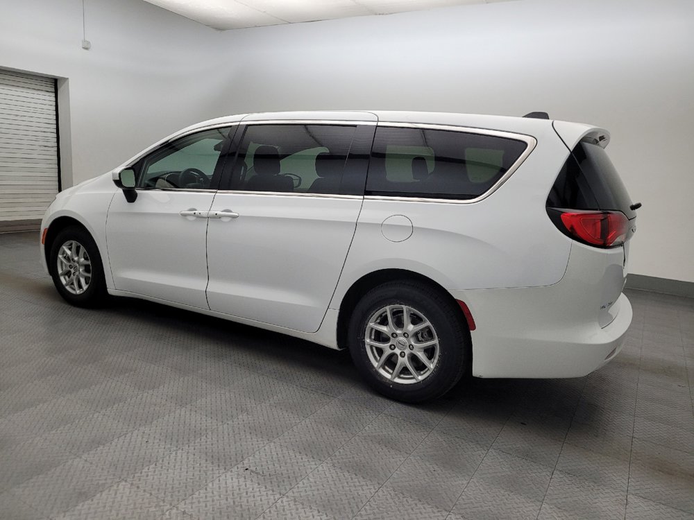 Used 2022 Chrysler Voyager LX FWD image 3
