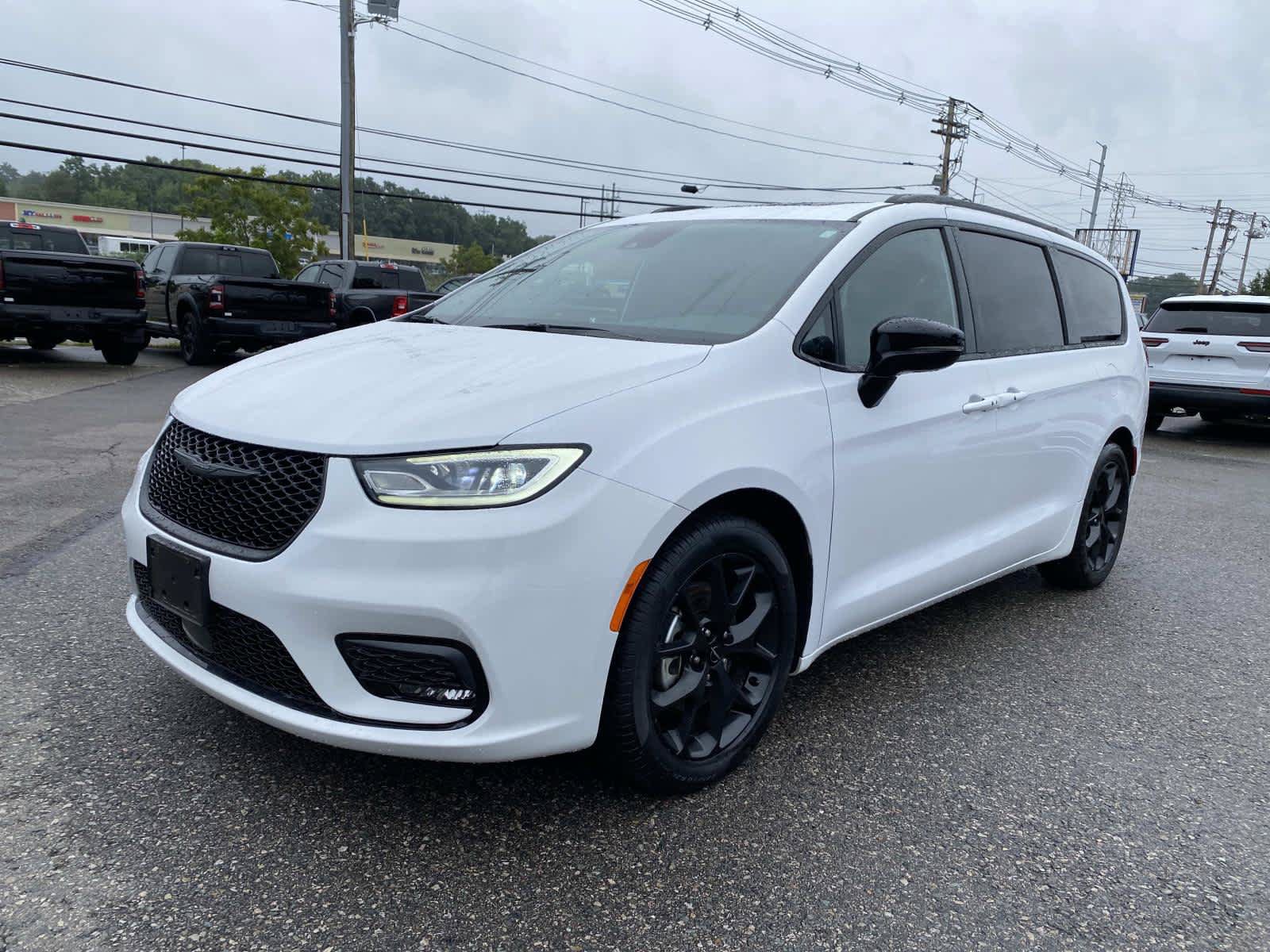 Used 2025 Chrysler Pacifica Limited FWD image 9
