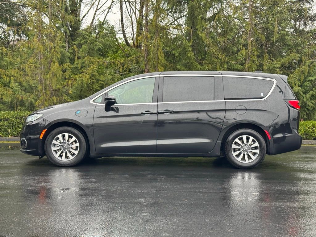 Used 2023 Chrysler Pacifica Touring-L image 3