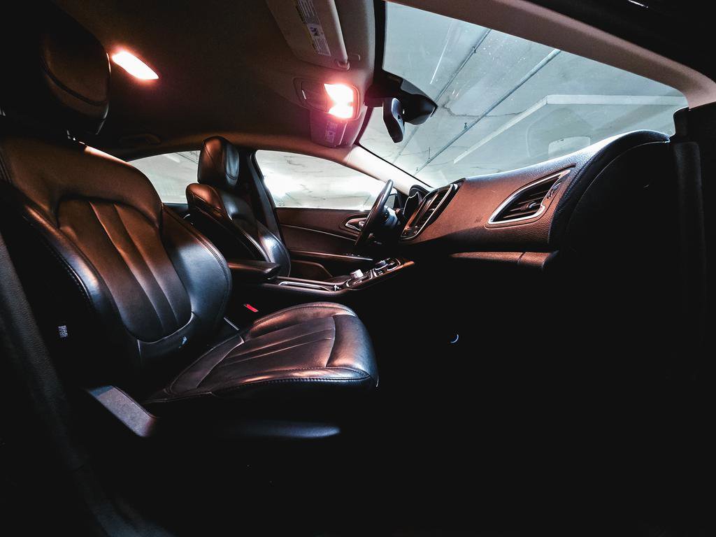 Used 2017 Chrysler 200 Limited Platinum w/ Comfort & Convenience Group image 32