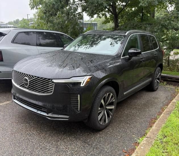 Used 2025 Volvo XC90 B5 Core AWD/4WD image 1