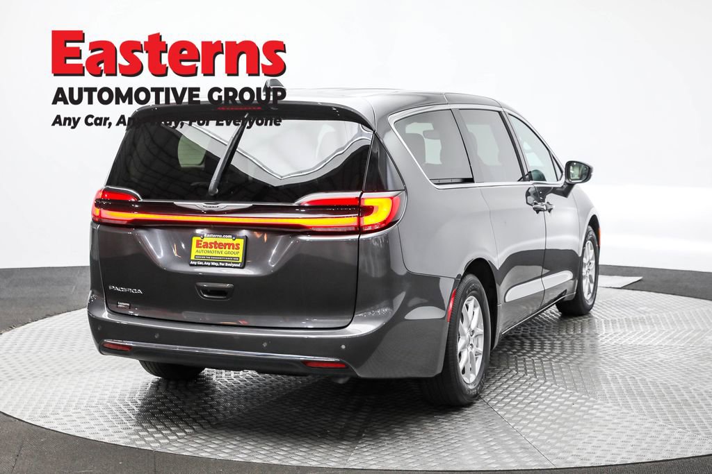 Used 2023 Chrysler Pacifica Touring-L image 5
