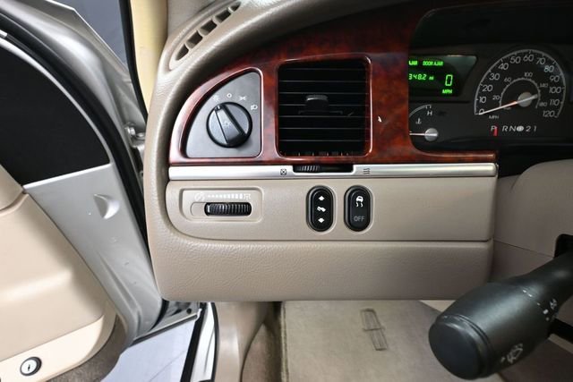 Used 2004 Lincoln Town Car Ultimate RWD image 26