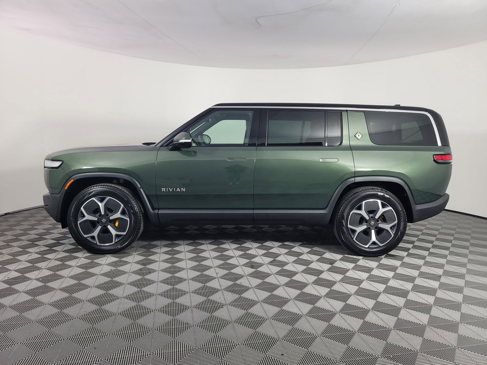 Used 2024 Rivian R1S Adventure AWD/4WD image 2