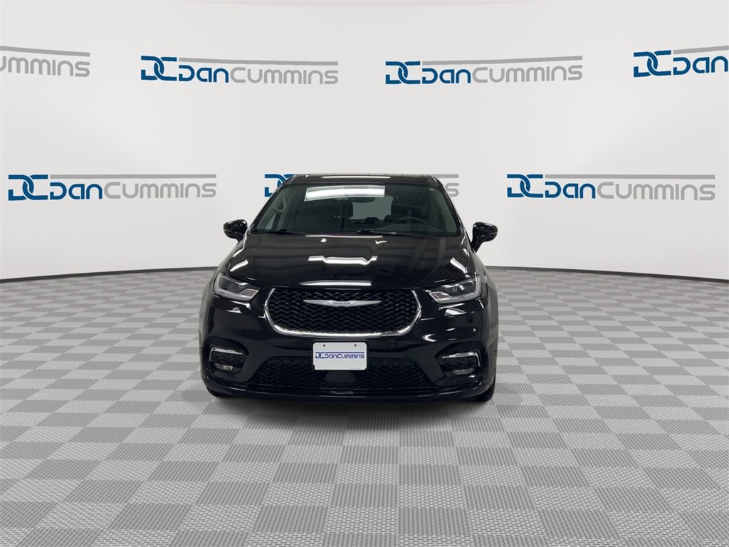 Used 2024 Chrysler Pacifica Touring-L image 3