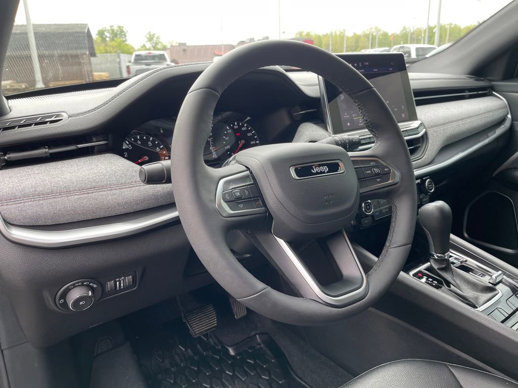 Used 2024 Jeep Compass Latitude AWD/4WD image 17