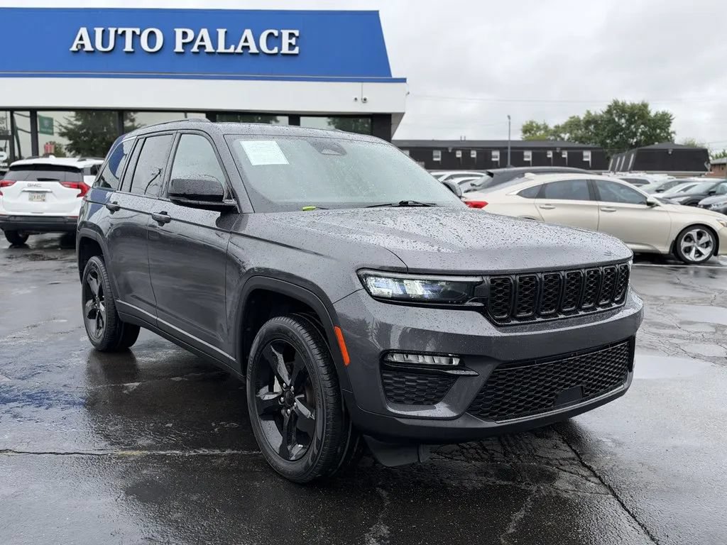 Used 2024 Jeep Grand Cherokee Limited w/ Black Appearance Package RWD image 3