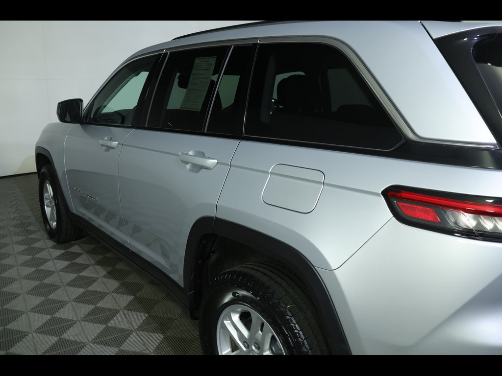 Used 2023 Jeep Grand Cherokee Laredo w/ Luxury Tech Group I AWD/4WD image 18