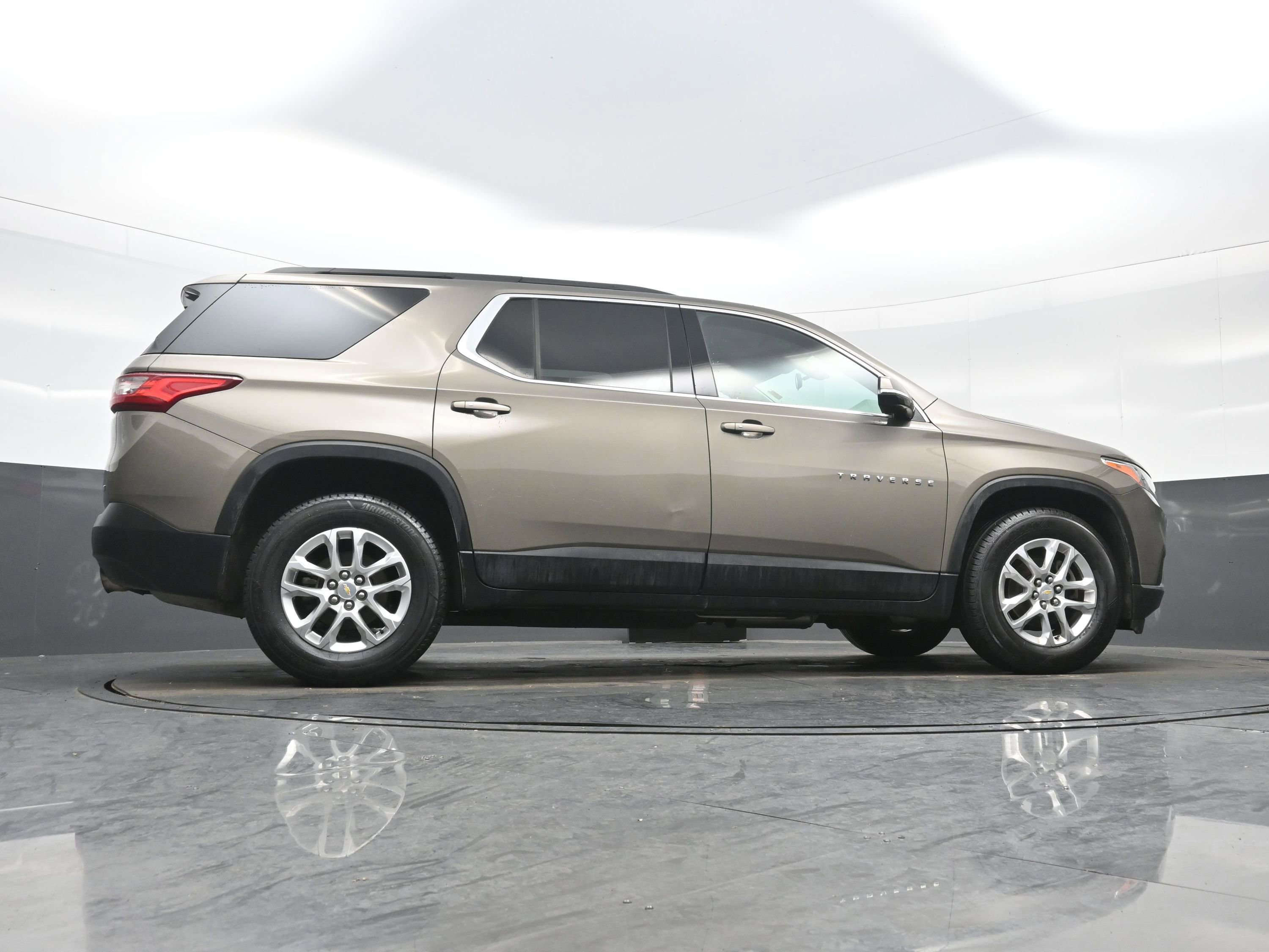 Used 2020 Chevrolet Traverse LT image 43