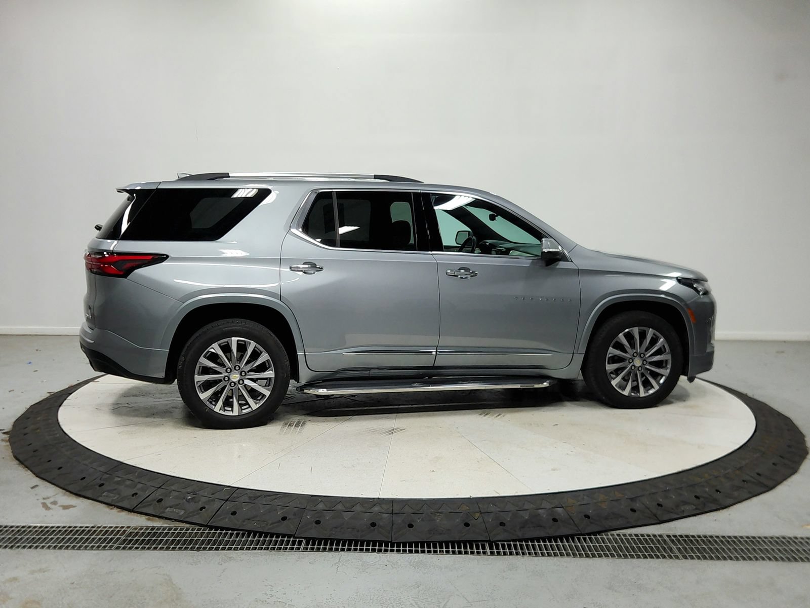 Used 2023 Chevrolet Traverse Premier FWD image 9
