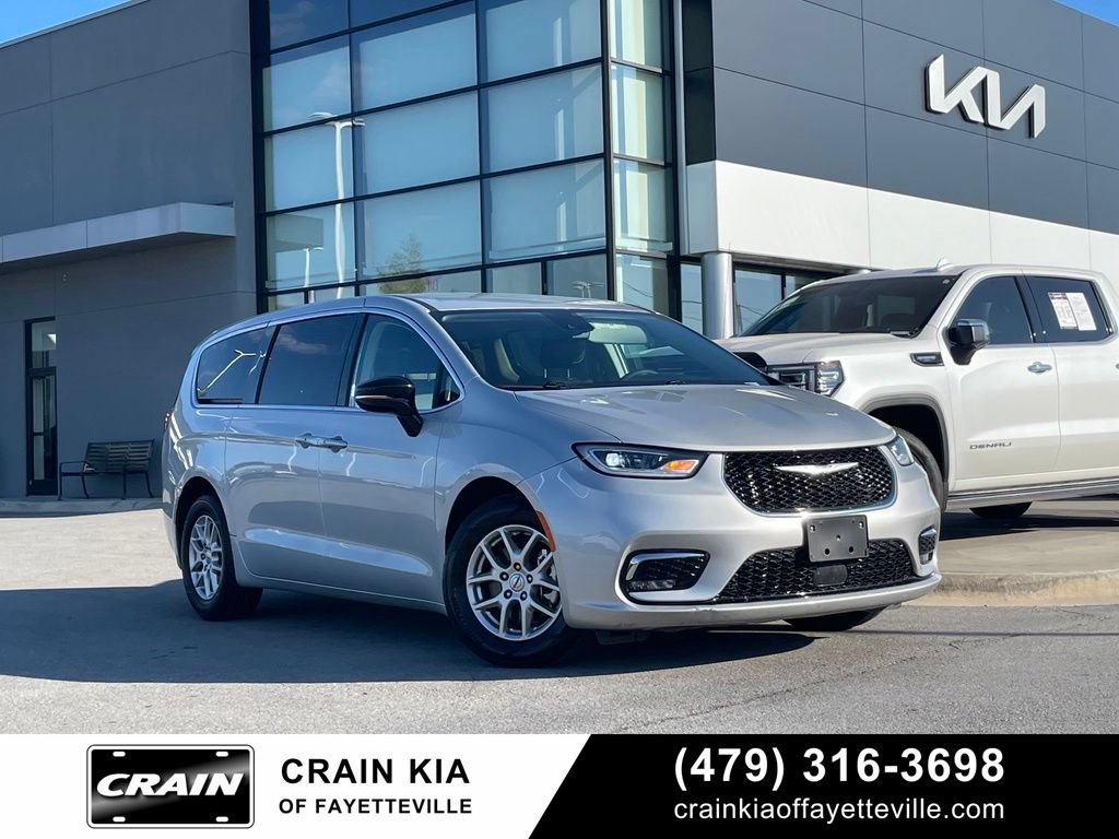 Used 2024 Chrysler Pacifica Touring-L FWD video 1