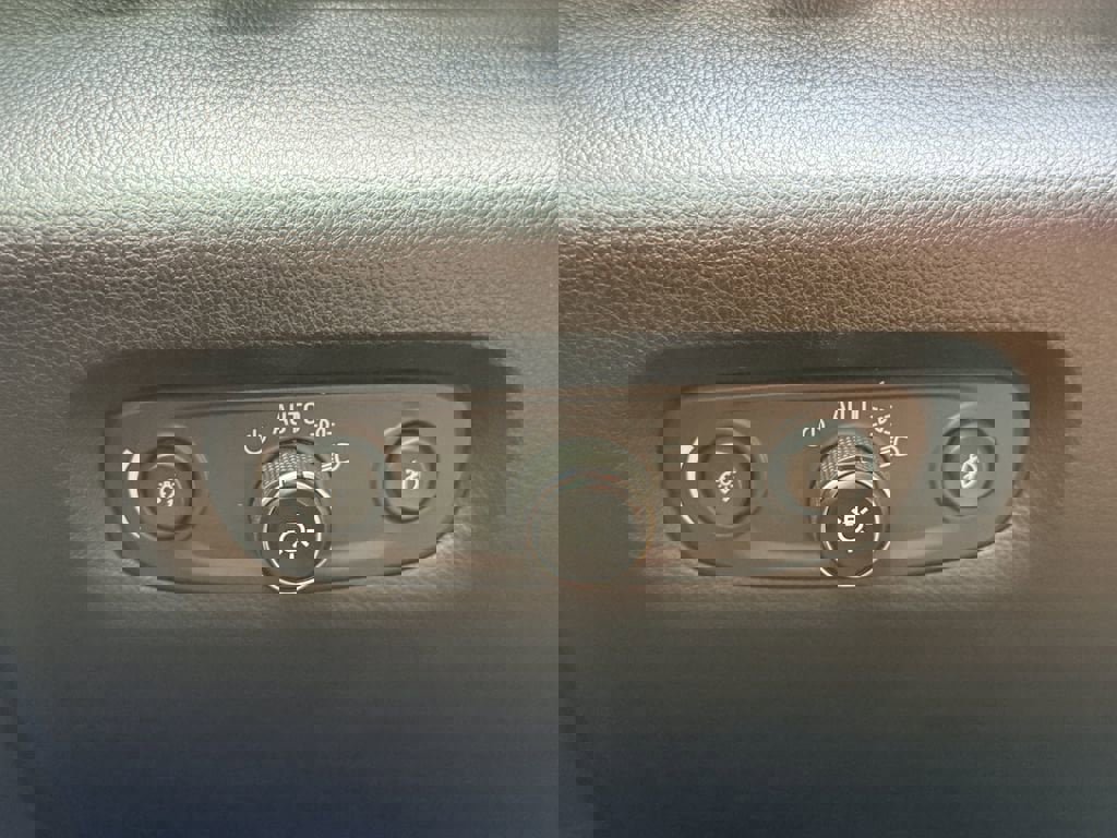 Used 2020 Chevrolet Traverse LT image 30