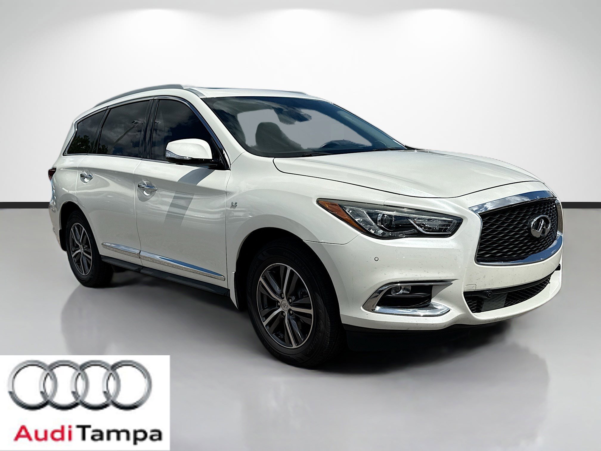 Used 2020 INFINITI QX60 Luxe w/ Essential Package FWD image 1