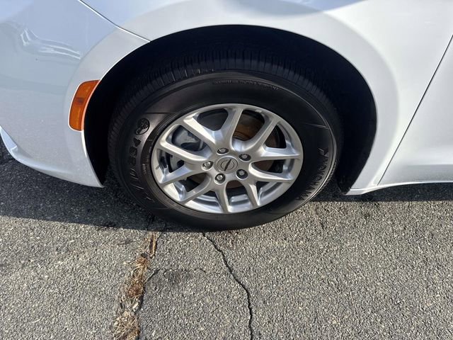 Used 2024 Chrysler Pacifica Touring-L image 16