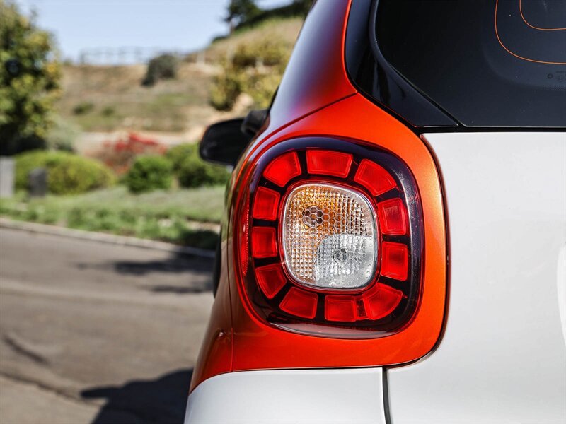 Used 2016 smart fortwo pure RWD image 11