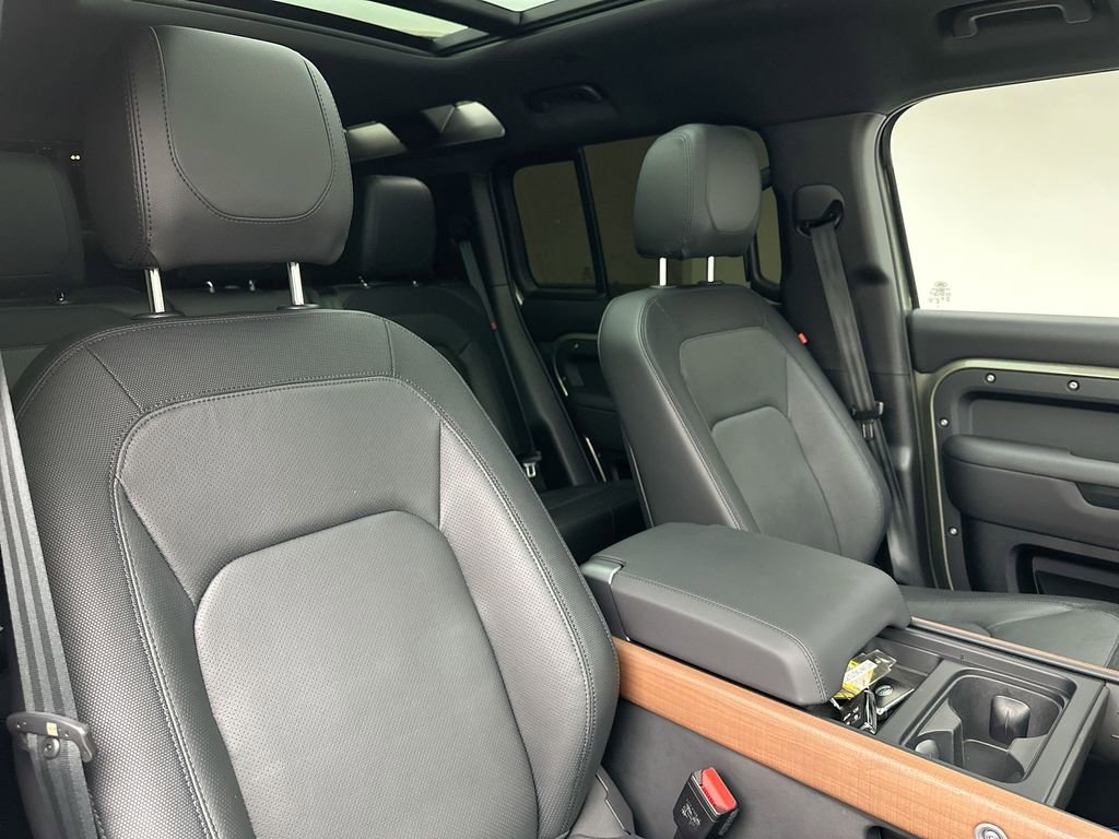 Used 2024 Land Rover Defender 110 X-Dynamic SE image 18