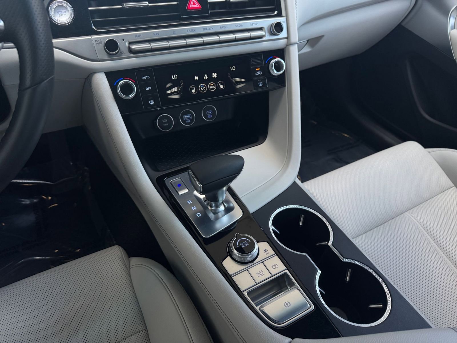 Used 2025 Genesis G70 2.5T image 41