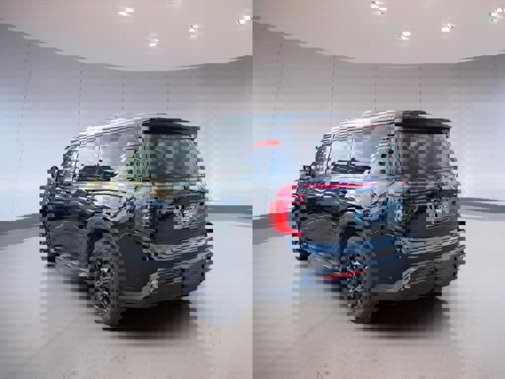 Used 2025 Nissan Armada PRO-4X w/ Pro-4X Premium Package image 3