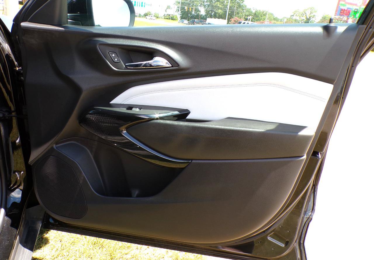 Used 2025 Chevrolet Trax LT w/ LT Convenience Package FWD image 18