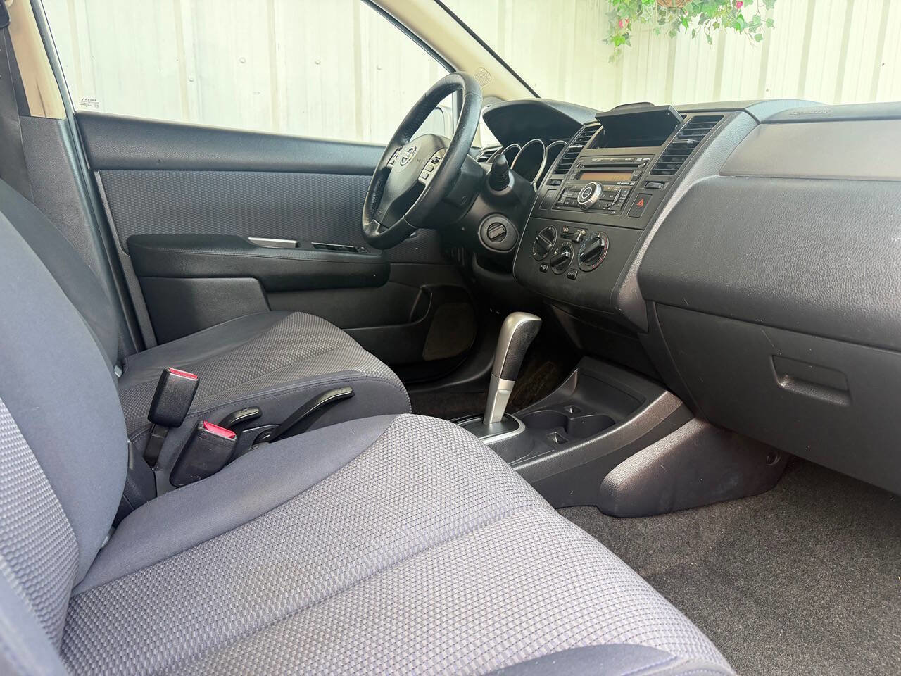 Used 2009 Nissan Versa Hatchback w/ Convenience Pkg FWD image 21
