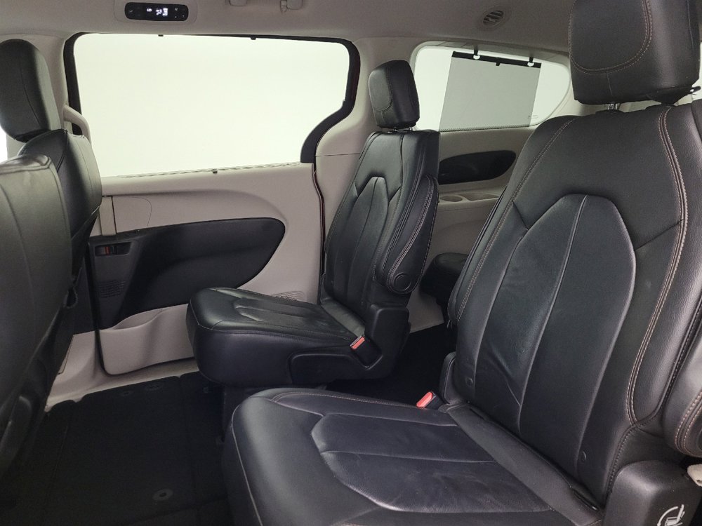 Used 2017 Chrysler Pacifica Touring-L w/ 13 Speaker Alpine Sound Group FWD image 18