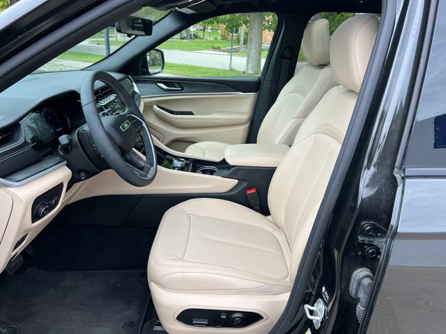 Used 2024 Jeep Grand Cherokee Limited w/ Luxury Tech Group II AWD/4WD image 4