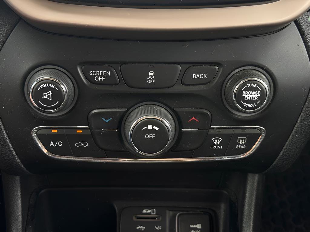 Used 2018 Jeep Cherokee Latitude w/ Altitude Package FWD image 29