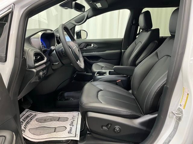 New 2026 Chrysler Pacifica Select AWD/4WD image 5