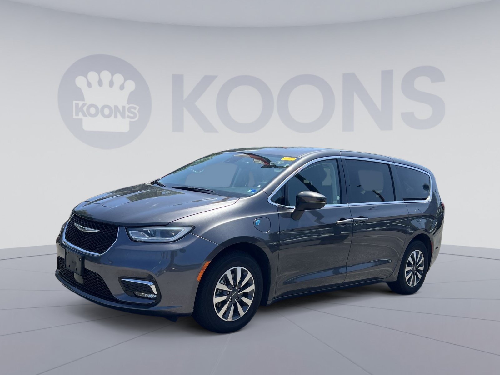 Used 2023 Chrysler Pacifica Touring-L FWD image 1