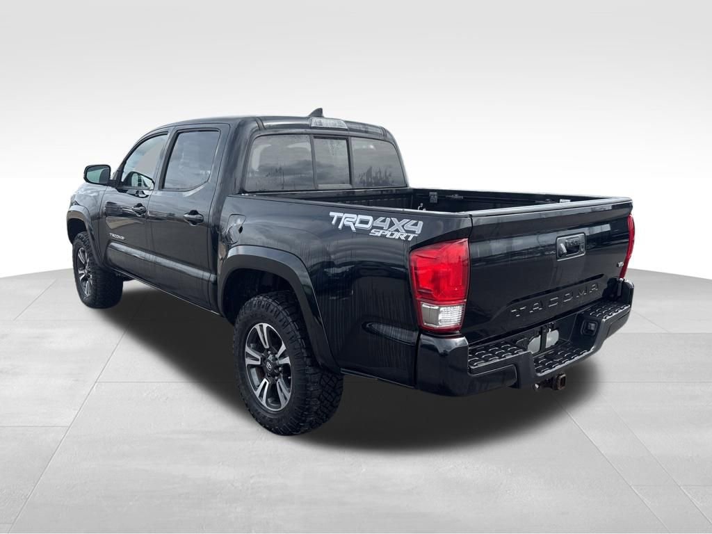 Used 2016 Toyota Tacoma TRD Sport w/ Towing Package image 9