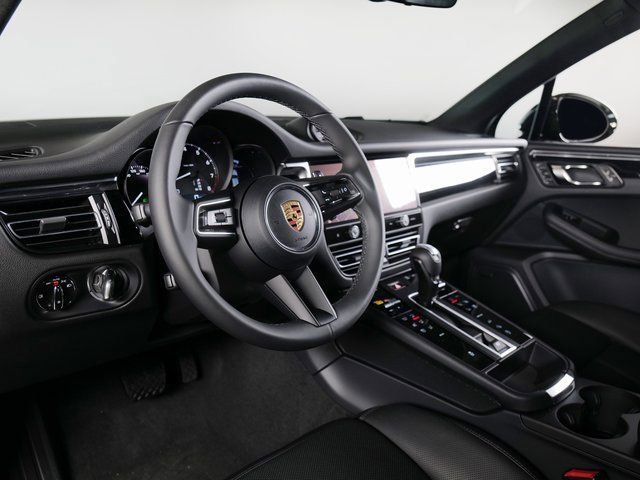 Certified 2026 Porsche Macan AWD/4WD image 4